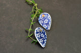 עגילי טיפה צמודים - כחול פרחוני - Rotem Tal